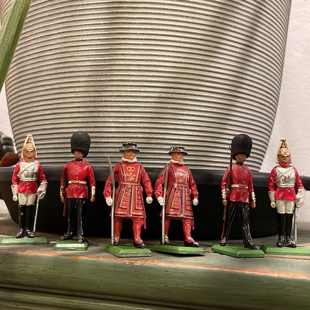 #509 Vintage 1973 BRITAINS Cast Toy Soldiers Rifle Guards
